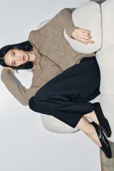 Bailarina de piel color negro, con punta cuadrada y tirador trasero. Suela de 1 cm de altura.