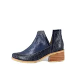 Botines marrones de cuero con textura tipo cocodrilo, calados y aberturas laterales en forma de V. Taco cuadrado de madera y suela de goma.