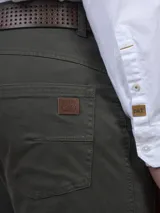 Pantalón de calce comfort confeccionado en tejido sateen con algodón y spandex. Terminación peach touch y teñido garment dye que aporta suavidad y un acabado único.