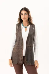 Chaleco de cuero marrón con silueta relajada, caracterizado por detalles de ojalillos metálicos a lo largo de los bordes frontales.