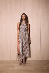 Falda midi azul marino con estampado de lunares blancos, confeccionada con una base mini y capas superpuestas de tul translúcido con diseño irregular.