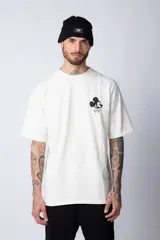 Remera negra de corte oversize confeccionada en algodón pesado, con estampa pequeña de Mickey Mouse en el pecho y diseño gráfico en la espalda.