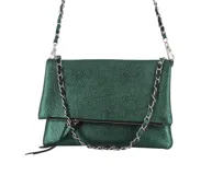Cartera plateada tipo bandolera con solapa y cierre magnético. Tiene una cadena corta y una cadena larga.