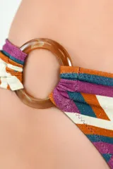 Bombacha de bikini con diseño geométrico multicolor y argollas decorativas en los laterales.