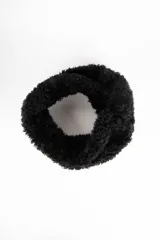 Cuello color beige de piel sintética suave.