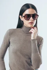 Polera de algodón de calce ajustado al cuerpo, con cuello alto y mangas largas.