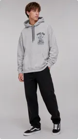 Hoodie gris con capucha y cordones negros ajustables, bolsillo frontal tipo canguro y estampado gráfico en el pecho con la frase 'Here for the beer'.