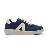 Championes de estilo urbano color azul marino con detalles en blanco. Presentan un diseño de gamuza sintética con cordones blancos y suela de goma texturizada.
