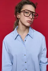 Camisa de manga larga color blanco, con cuello clásico y cierre frontal de botones de nácar. Presenta un corte cómodo y versátil.