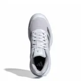 Championes deportivos Adidas Court Quick P, color blanco con detalles plateados en las icónicas tres tiras laterales. Diseño de malla transpirable con refuerzos sintéticos y suela de goma resistente, ideal para actividades deportivas y uso diario.