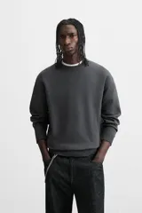 Jersey de punto de tacto suave con diseño de rayas horizontales anchas en color rosa claro y marrón oscuro. Presenta cuello redondo, manga larga y terminaciones en rib.