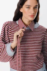 Sweater de punto con diseño de rayas horizontales en color marrón y beige, cuello redondo, mangas largas con volumen y puños acanalados.