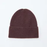 Gorro de punto tipo beanie en color bordó, con diseño acanalado y borde doblado.