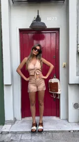 Top beige de cuero sintético, con escote en V y cierre frontal con cordones.