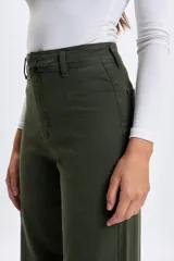 Pantalon de jean de corte ancho y tiro medio, en color verde oliva, con cierre frontal y bolsillos laterales.