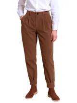 Pantalón de pana color bordó, de tiro alto y corte recto, con bolsillos delanteros y traseros.