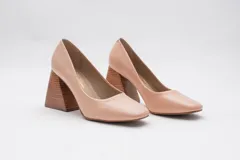 Zapato de cuero negro con taco geométrico de madera. Capellada, plantilla y forro 100% cuero. Taco de 8 cms.