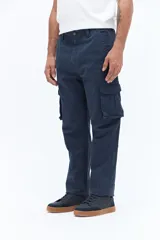 Pantalón cargo color beige con cintura clásica, bolsillos laterales con solapa y cierre de botón, y pasacintos. Diseño recto sin puños, confeccionado en algodón.