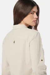 Camisa de lino color verde menta, de manga larga con botones personalizados, cuello camisero, dos bolsillos frontales en el pecho y presilla en la manga.