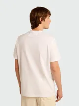 Remera de algodón blanca con cuello redondo y manga corta, presenta una pequeña estrella negra estampada en el pecho.