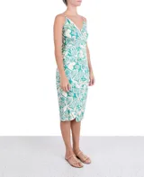 Vestido corto con estampado de hojas en tonos turquesa y blanco, con breteles finos y escote cruzado.