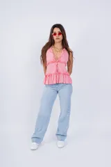 Pantalón de jean celeste claro, de corte wide leg y tiro alto.