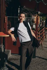 Pantalón de tiro alto color gris oscuro con finas rayas verticales blancas (pinstripe). Posee pernera recta y ancha, y doble cintura elástica con tejido combinado.