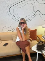 Lentes de sol con armazón de policarbonato negro y diseño estilo aviador con puente superior recto. Cuentan con protección UV400 e incluyen estuche.