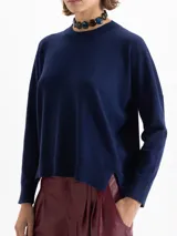 Sweater rojo de largo hasta la cadera, con mangas largas y tejido en mezcla de lana merino y algodón. De silueta holgada y cuello redondo.