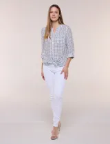 Blusa de gasa Zac & Rachel con estampado de rayas verticales en tonos rosados, amarillos y blancos. Presenta escote en V con cuello mao, cierre frontal con botones, un bolsillo aplicado en el pecho, mangas largas con presilla para regular el largo y detalle de nudo en el dobladillo inferior.