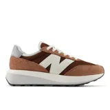 Championes urbanos New Balance modelo U370AI, color marrón con detalles en blanco y gris, confeccionados en gamuza y malla, con logo "N" característico en los laterales y entresuela blanca.