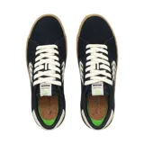 Championes Cariuma modelo Catiba Pro 2.0, color negro con detalles en blanco y suela de goma color caramelo. Diseño de perfil bajo con refuerzos en gamuza y lona, ideal para skate.