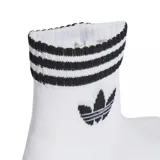 Pack de tres pares de medias cortas Adidas, color blanco con diseño de tres rayas negras en el puño y logo del trébol bordado en negro.