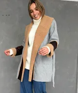 Saco de paño gris con solapas amplias de corderito color tostado. Presenta detalles de parches en cuero sintético marrón en las mangas y puños con vuelta de corderito.
