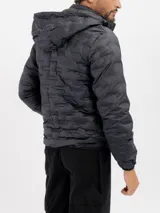 Campera puffer negra con diseño capitoneado, cierre frontal completo y capucha integrada.