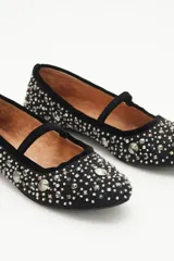 Balerina sin taco de gamuza azul marino con tira de terciopelo y bordados de pedrería en tonos plateados, dorados y naranjas.