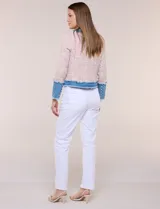 Chaqueta de tweed multicolor con textura tramada y detalles de denim deshilachado en la solapa, bolsillos y puños. Cuenta con escote redondo, frente abierto y bolsillos frontales.