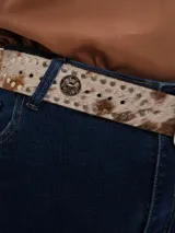 Cinturón marrón de cuero con hebilla metálica dorada rectangular.