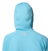 Remera de manga larga con capucha Columbia, confeccionada en tejido técnico transpirable con tecnología Omni-Wick y protección solar Omni-Shade UPF 40. Presenta diseño de corte holgado, capucha cruzada, orificios para los pulgares en los puños y estampado de la marca en el pecho y en la manga.