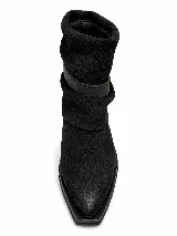Bota corta de gamuza negra con diseño de caña holgada y correa decorativa con hebilla metálica. Presenta un taco cuadrado bajo y punta redondeada.