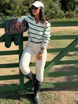 Sweater de punto con diseño a rayas horizontales en color gris y verde. Presenta cuello tipo polo con escote en V, mangas largas y puños acanalados.