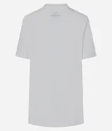 Remera blanca de manga corta y cuello redondo, con un estampado central que presenta a Mickey Mouse y sus amigos (Goofy, Minnie, Donald, Daisy, Pluto) en estilo deportivo, con el texto "Mickey & Friends" y la frase "Never Get Out Of Style".