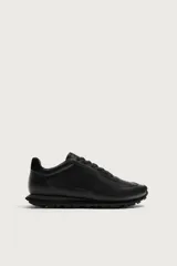 Zapatilla deportiva para hombre fabricada en piel, con diseño de paneles combinados y suela dentada.