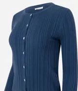 Cardigan de punto canelado color verde oliva, con cuello redondo, manga larga y cierre frontal con botones pequeños. Presenta un diseño ajustado al cuerpo.