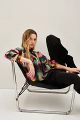 Camisa de viscosa con estampado abstracto multicolor, corte holgado, cuello redondo con cordones y mangas tres cuartos.