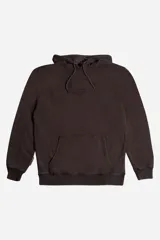 Buzo canguro Mistral modelo Alex de felpa sin frisa, color marrón oscuro. Cuenta con capucha ajustable con cordón, bolsillo frontal tipo canguro, puños y ruedo elásticos, y lettering estampado en el pecho.