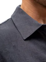 Camisa de manga larga confeccionada en 100% lino natural, con cuello clásico y cierre frontal de botones. Presenta un calce relajado y una textura ligera, ideal para climas cálidos.