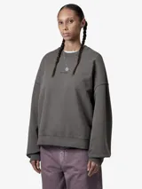 Buzo Carhartt de corte holgado, color gris oscuro, con cuello redondo, mangas largas con puños elásticos y logo bordado sutilmente en el centro del pecho.