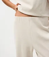 Pantalón de ribana color gris melange, de corte recto y cintura elástica, con diseño cómodo y versátil.