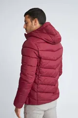 Campera puffer de hombre con capucha, cierre frontal completo y bolsillos laterales. Diseño acolchado con costuras horizontales.